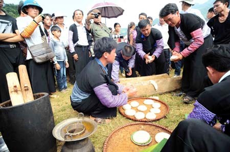 Обычай приготовления пирожков «жэй» представителями народности Монг селения Натау  - ảnh 3